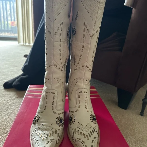 Women's White Embroidered Western Boots - Picture 3 of 11